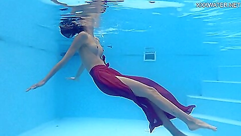 Underwater Naked Chick Getting Horny - Hermione Ganger