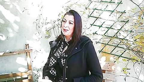 35+ brunette babe in training room with her trainer 3d