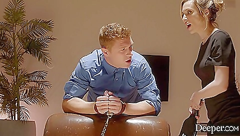 Blonde and black woman are fucking in the same mouth