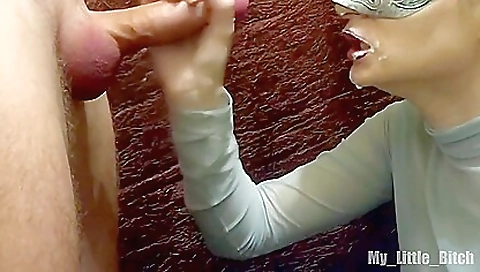 Amateur brunette girl wants to be cummed on her face and she gets it